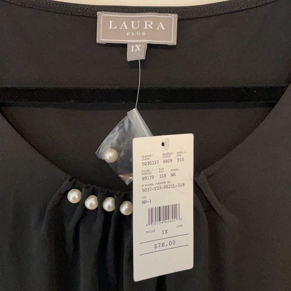 Laura plus black t-shirt with pearl details - Picture 3 of 7